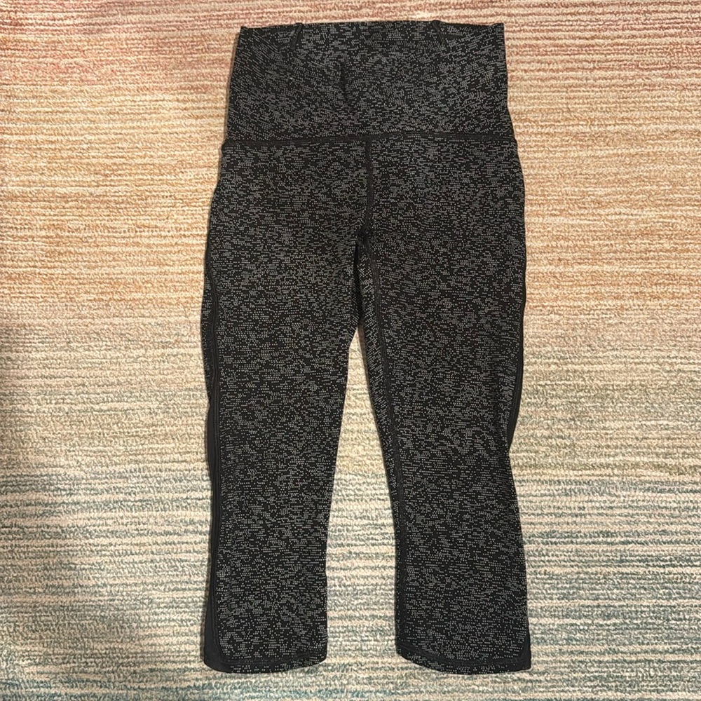 LULULEMON CAPRI LEGGINGS EXCELLENT CONDITION SZ 4